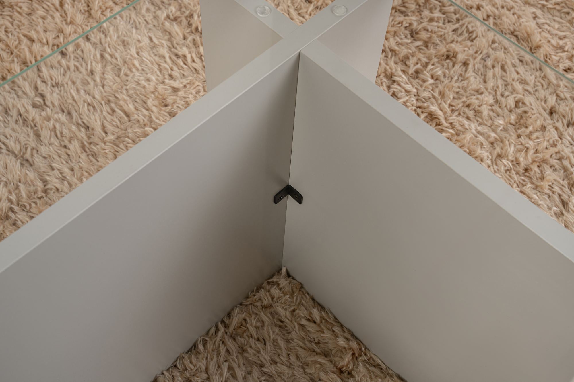 Entdecken Sie den Vetrino Sofatisch in stilvollem Grau – ein eleganter Couchtisch aus langlebigem gehärtetem Glas, der Ihr Wohnzimmer aufwertet.