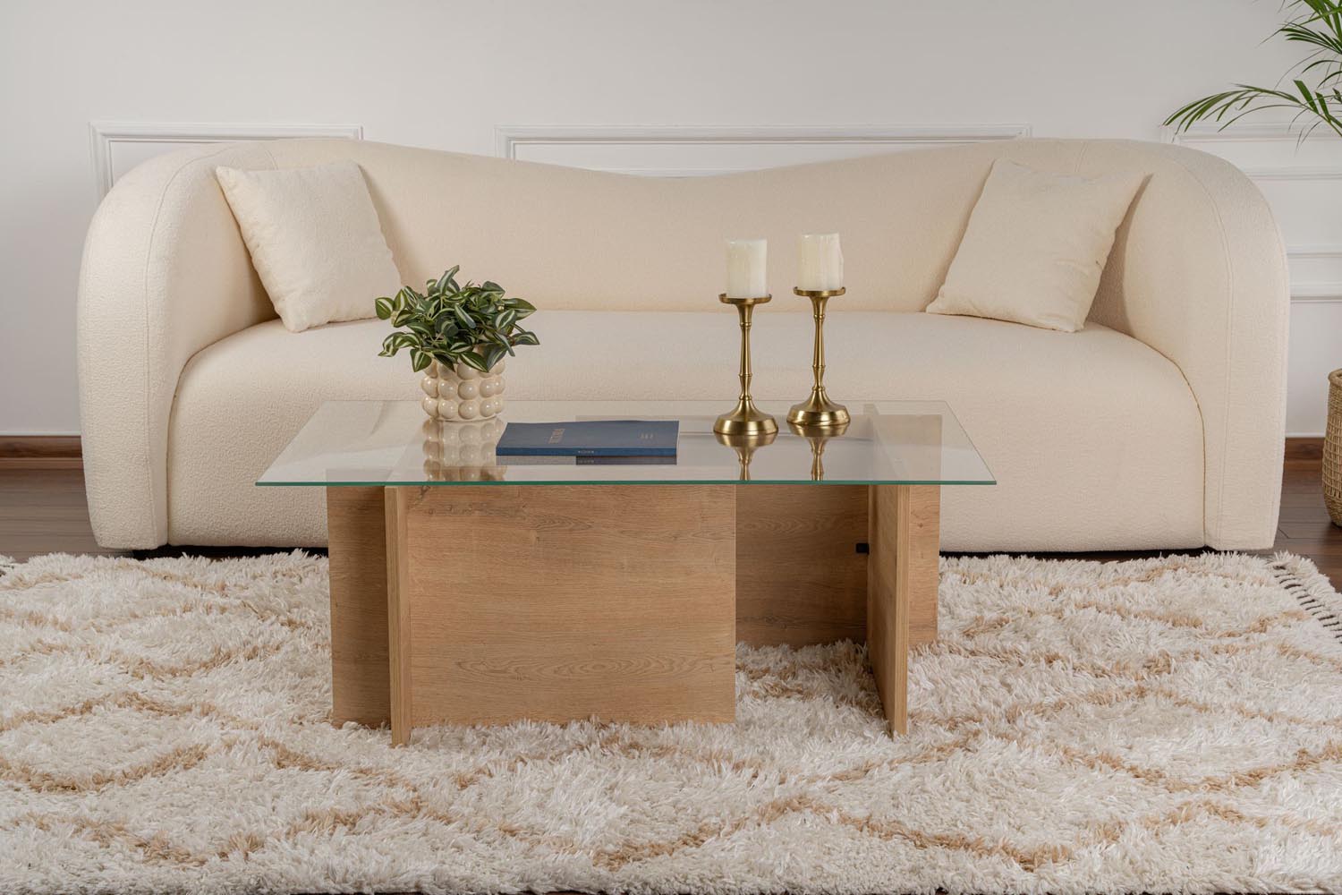 Entdecken Sie den Vetrino Sofatisch in Honig-Eiche von Nordure – ein eleganter Couchtisch aus gehärtetem Glas und stabilen Materialien, der jeden Raum aufwertet.