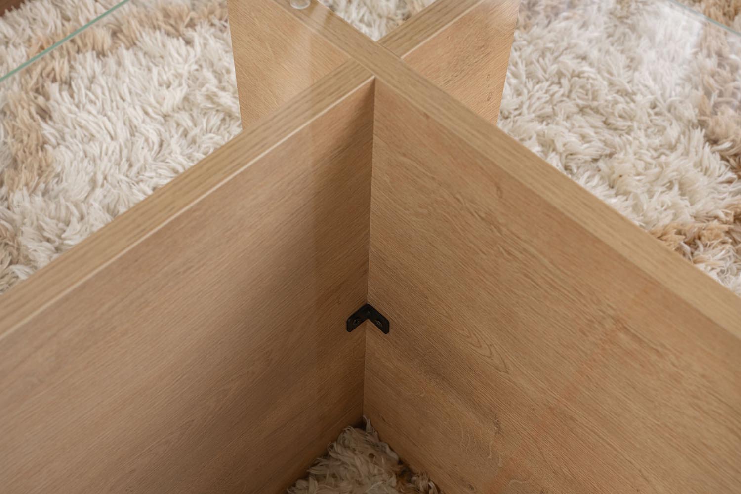 Entdecken Sie den Vetrino Sofatisch in Honig-Eiche von Nordure – ein eleganter Couchtisch aus gehärtetem Glas und melaminbeschichteten Spanplatten, der jedem Raum einen Hauch von Luxus verleiht.