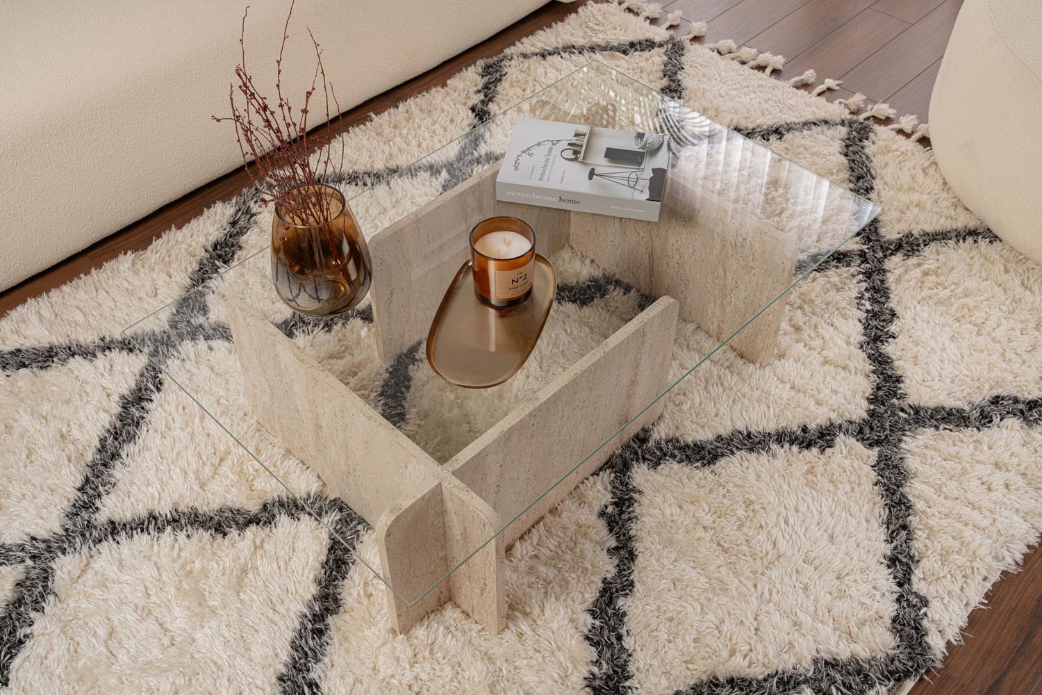 Erleben Sie den Flavio Sofatisch aus Travertin von Nordure – ein zeitloses Möbelstück, das Eleganz und Robustheit vereint.