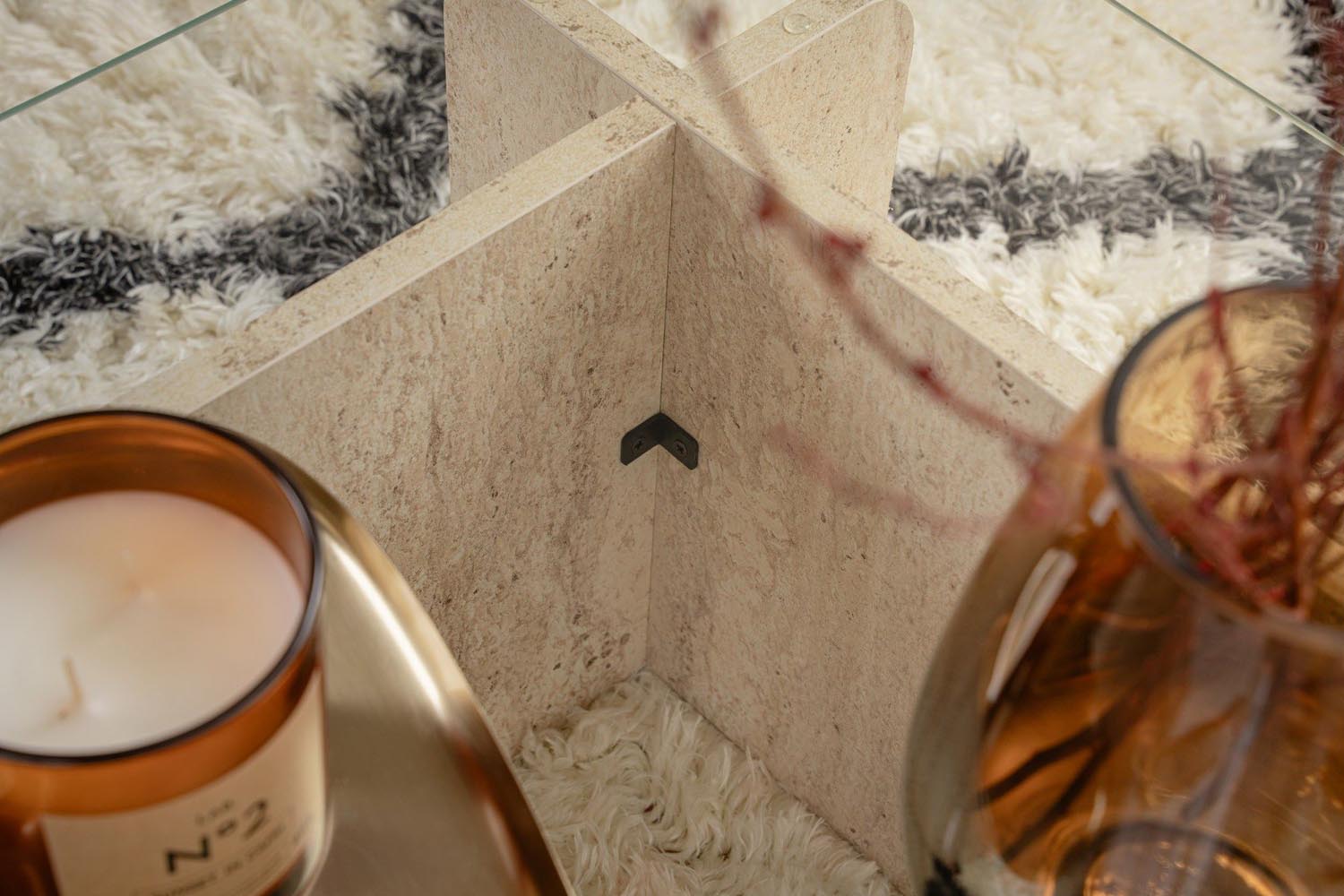 Entdecken Sie den Flavio Sofatisch aus Travertin von Nordure – ein stilvoller Couchtisch, der Eleganz und Langlebigkeit vereint.