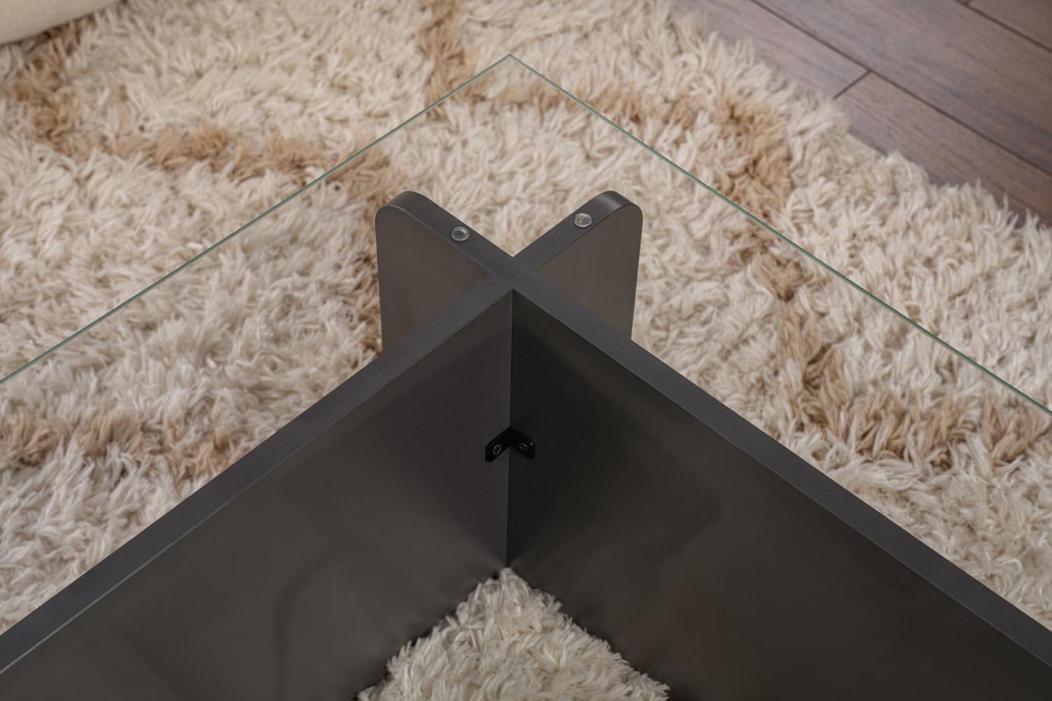 Entdecken Sie den Flavio Sofatisch in edlem Anthrazit von Nordure – ein zeitloses Design aus gehärtetem Glas und melaminbeschichtetem Holz, das Eleganz und Funktionalität vereint.