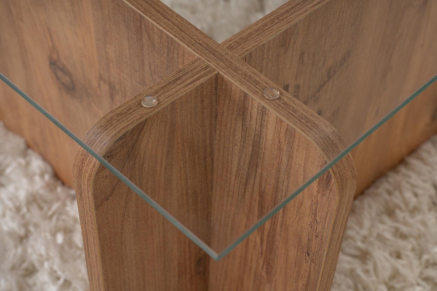 Erleben Sie den Flavio Sofatisch aus Atlantischer Kiefer – ein stilvolles Möbelstück, das Eleganz und natürliche Schönheit in Ihr Wohnzimmer zaubert.