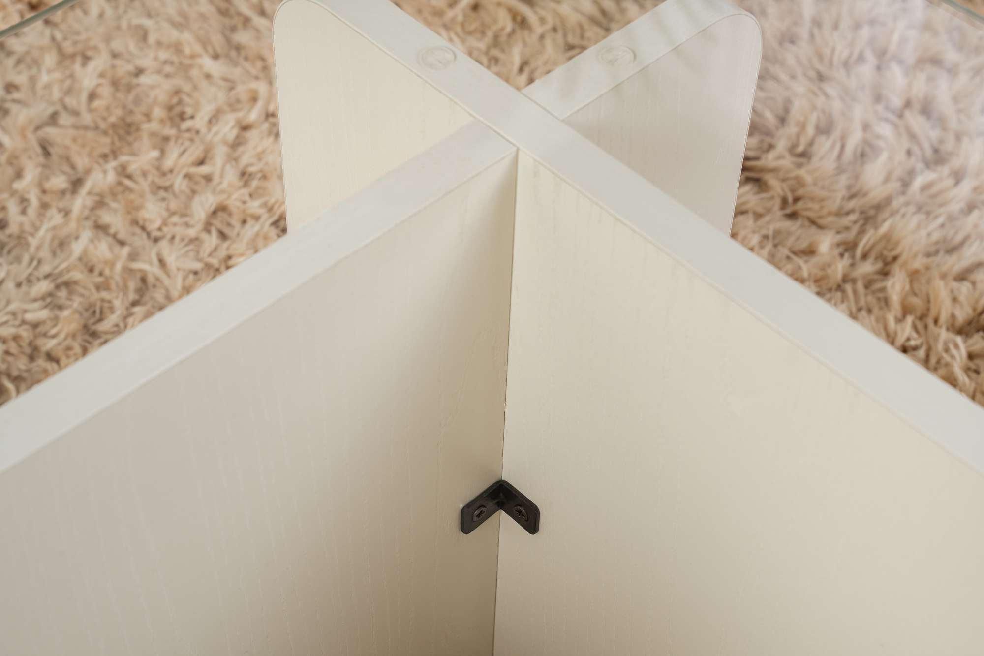 Entdecken Sie den Flavio Sofatisch in Holz Weiß von Nordure – ein eleganter, robuster Couchtisch, der jedem Raum einen Hauch von Stil und Wärme verleiht.