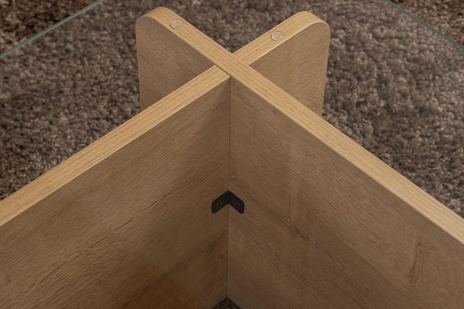 Entdecken Sie den Flavio Sofatisch aus Eiche von Nordure – ein stilvoller, langlebiger Tisch, der Ihrem Wohnraum Eleganz und Gemütlichkeit verleiht.