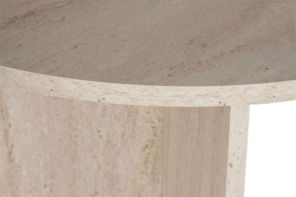Foto des Sablin Esstisch in Travertin von Nordure, rechteckige Tischplatte aus melaminbeschichteter Spanplatte mit Marmor-Optik in Beige.