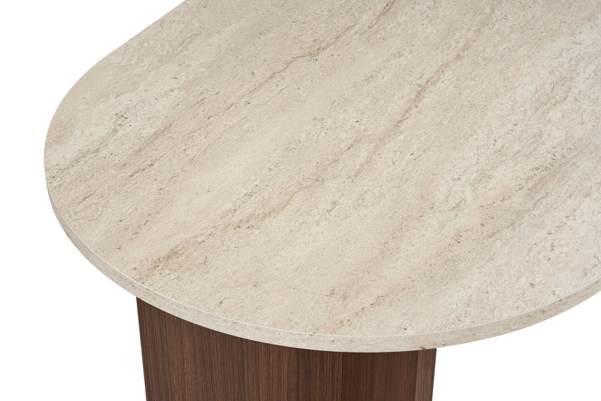 Rechteckiger Esstisch mit Tischplatte in Travertin-Optik und Milano-Walnuss-Farbton, Masse 180x90x75 cm, aus melaminbeschichteter Spanplatte.