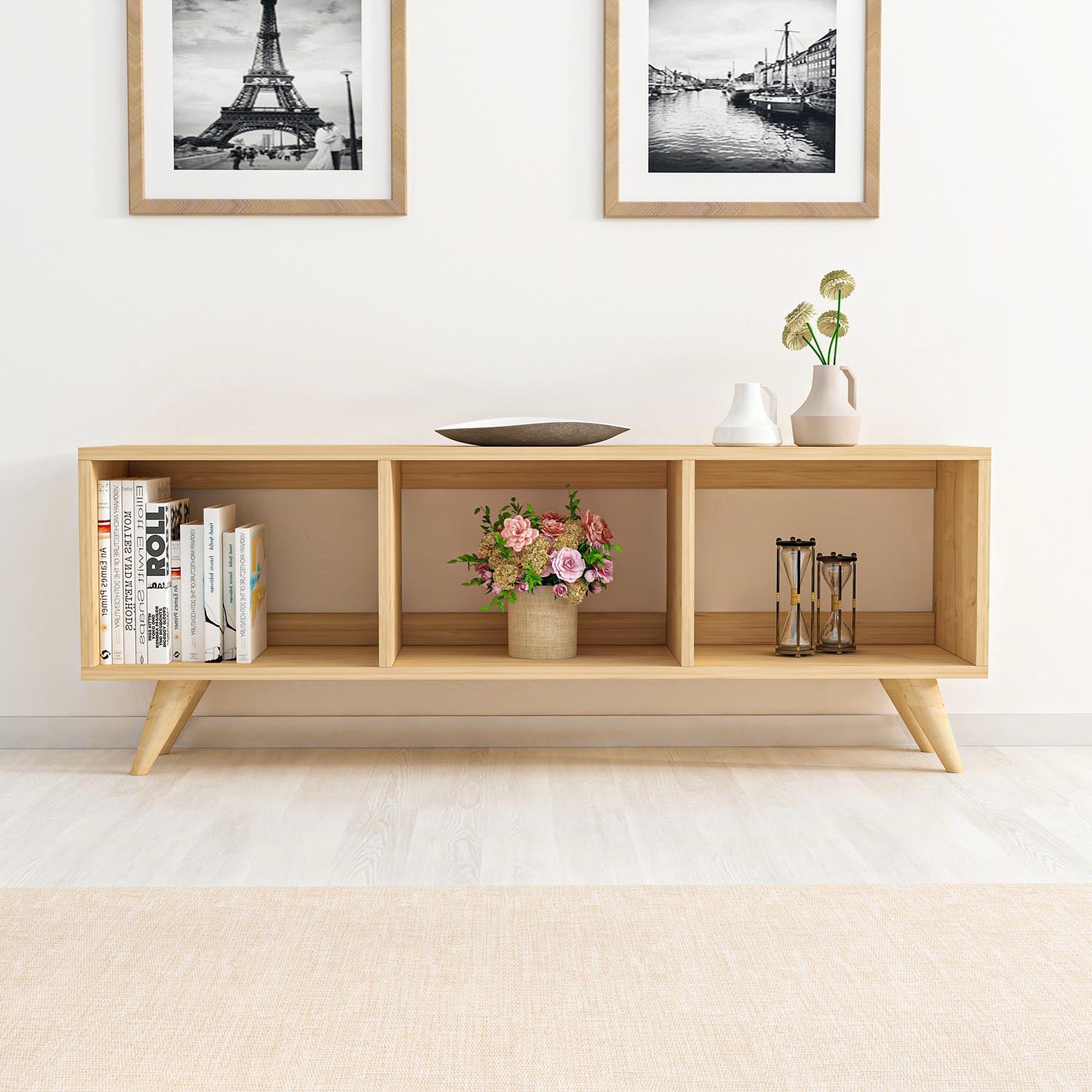 Verleihen Sie Ihrem Wohnraum mit dem Tina Sideboard in Saphir von Hanah Home einen Hauch von Eleganz. Funktionalität trifft auf modernes Design.