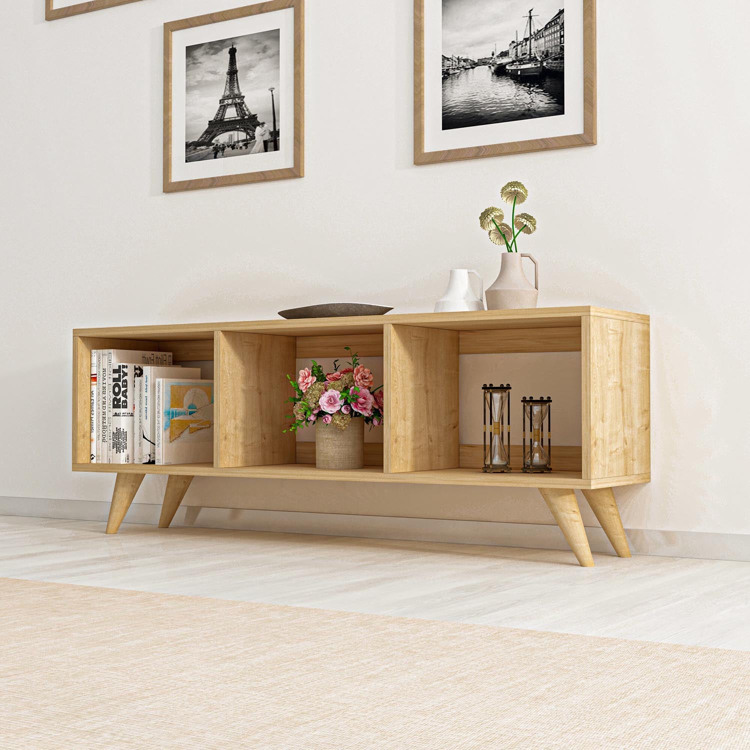 Entdecken Sie das Tina Sideboard in Saphir von Hanah Home – eine stilvolle Kombination aus Eleganz und praktischer Aufbewahrung für Ihr Zuhause.