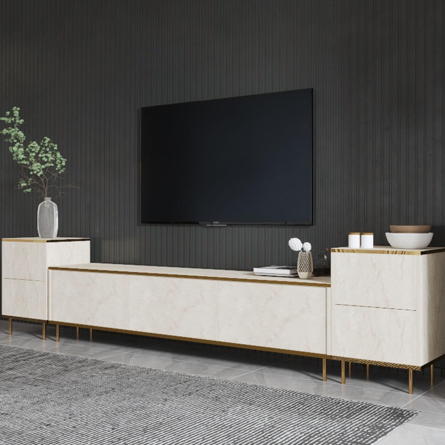 Erleben Sie das Imaj TV-Möbel in Travertin Gold von Hanah Home – ein luxuriöses Design, das Ihr Wohnzimmer stilvoll aufwertet.