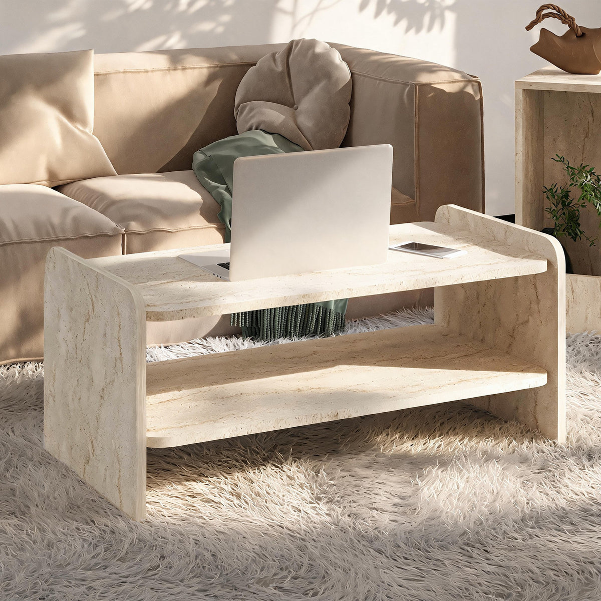 Couchtisch Amon in Travertin-Optik von Hanah Home, melaminbeschichtete Spanplatte, zwei offene Fächer, kurze Beine.