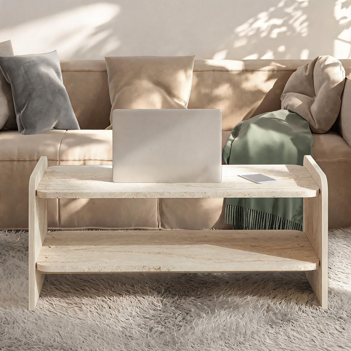 Couchtisch Amon in Travertin-Optik von Hanah Home, melaminbeschichtete Spanplatte, zwei offene Fächer, kurze Beine.