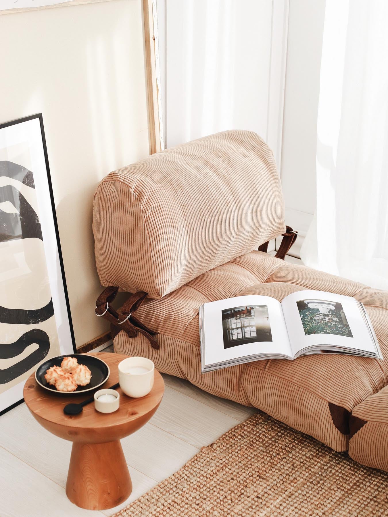 Erleben Sie das Fold Kadife Bettsofa in Kamel von Atelier Del Sofa – ein elegantes, vielseitiges Möbelstück, das Komfort und Stil vereint.