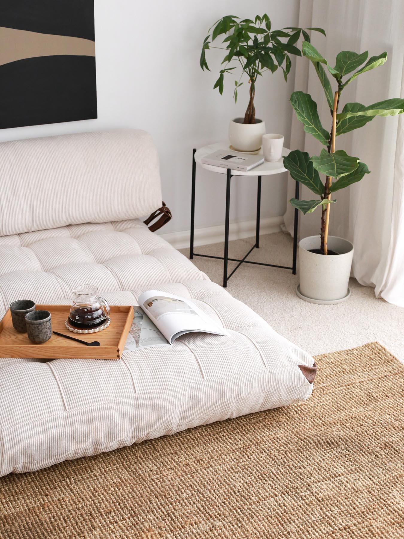 Entdecken Sie das Fold Kadife 2 Bettsofa in strahlendem Weiß – ein elegantes 2-Sitzer Sofa, das tagsüber als stilvolle Sitzgelegenheit und nachts als gemütliches Bett dient!