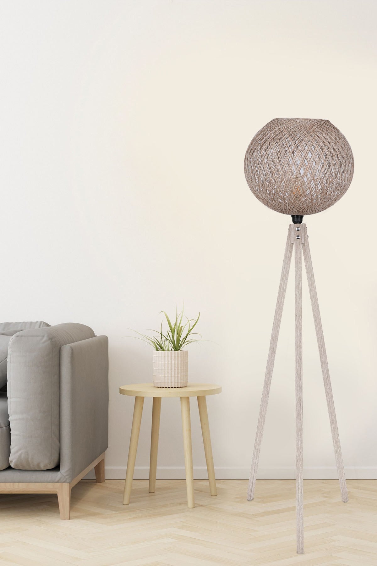 Entdecken Sie die handgefertigte Stehlampe 194 von Opviq in Sahne – ein stilvolles Highlight für Ihr Zuhause, das Wärme und Eleganz vereint.