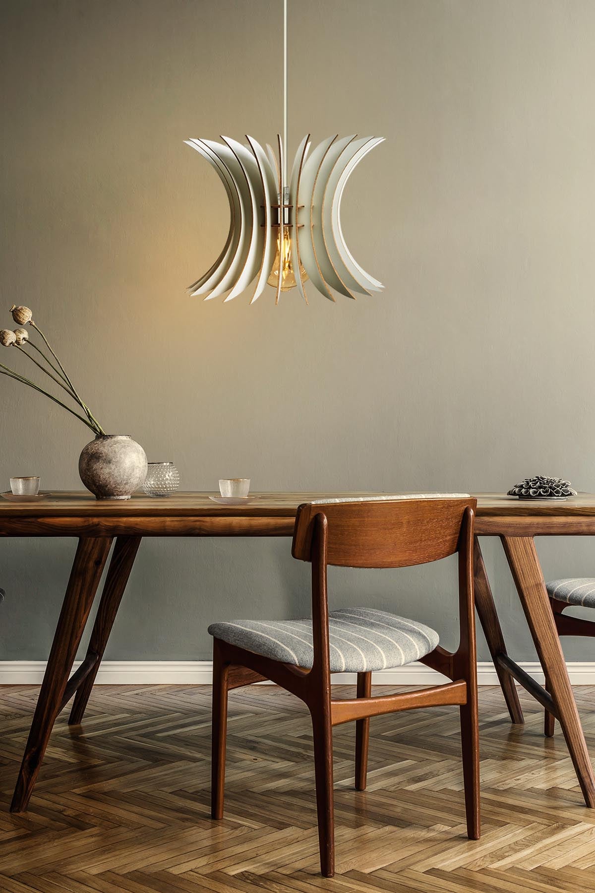 Erleben Sie die stilvolle Pendelleuchte 148 von Opviq in Weiß. Sie schafft eine ruhige Atmosphäre und passt perfekt zu jedem modernen Einrichtungsstil.