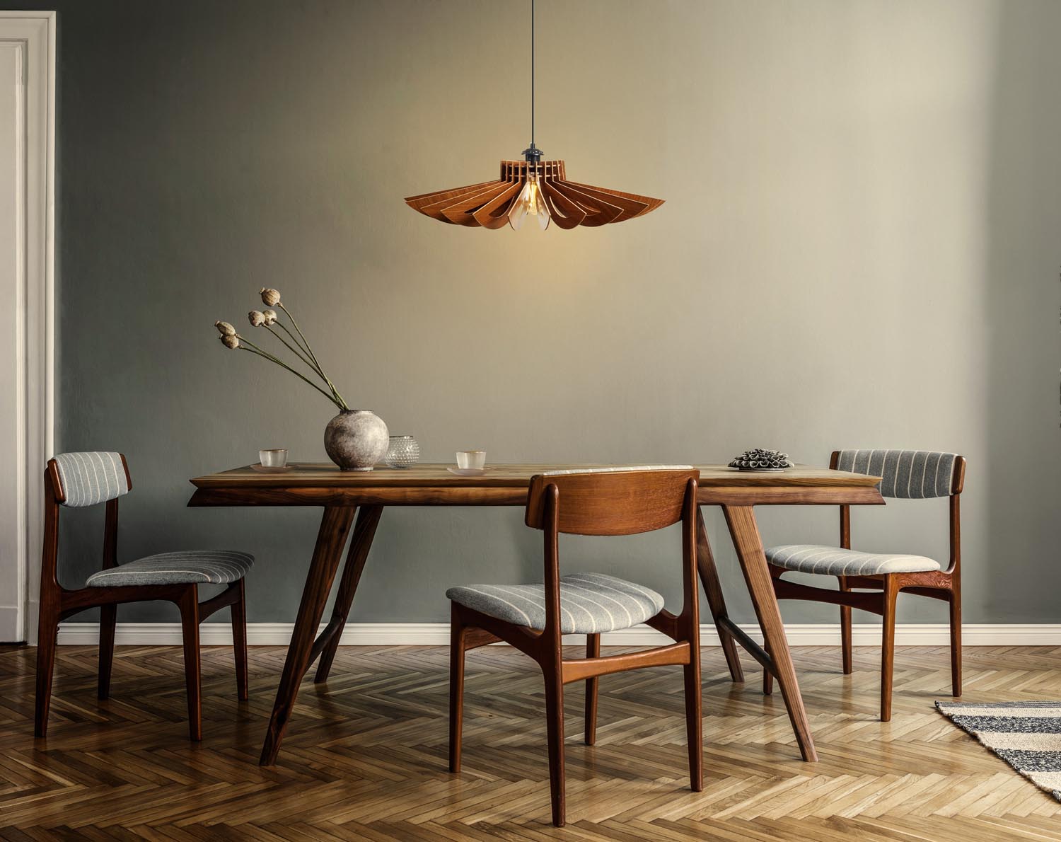 Entdecken Sie die elegante Pendelleuchte 159-T von Opviq in stilvollem Walnuss. Perfekt für jeden Raum, schafft sie eine einladende Atmosphäre.