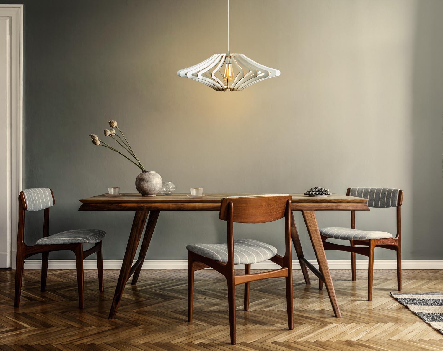 Entdecken Sie die elegante 172-T Pendelleuchte von Opviq in Weiß. Ideal für skandinavisches Design, verleiht sie jedem Raum einen charmanten Akzent.