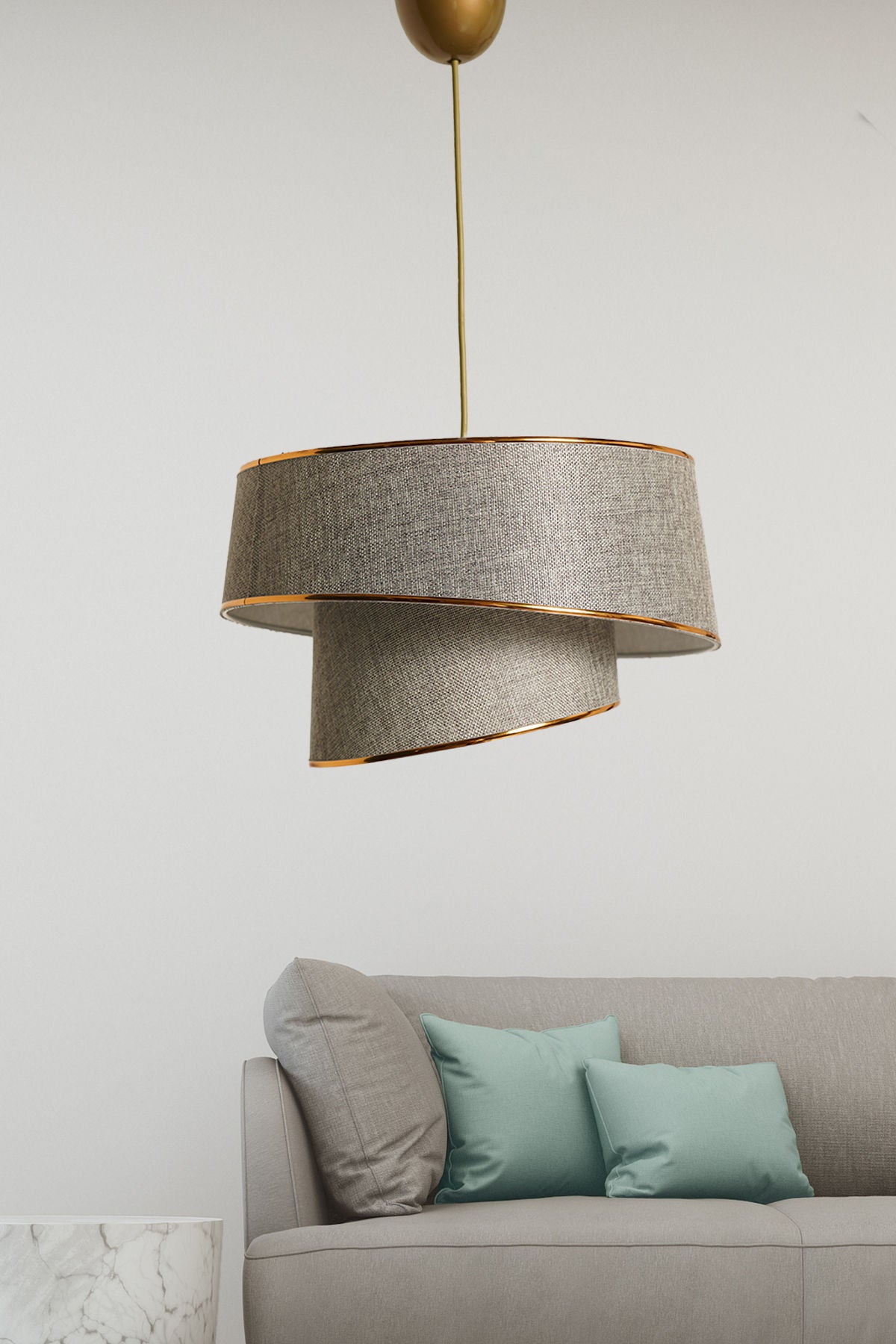 Entdecken Sie die Barette Pendelleuchte in Beige Gold von Opviq – ein stilvolles Highlight für Ihr Zuhause, das Eleganz und Wärme vereint.