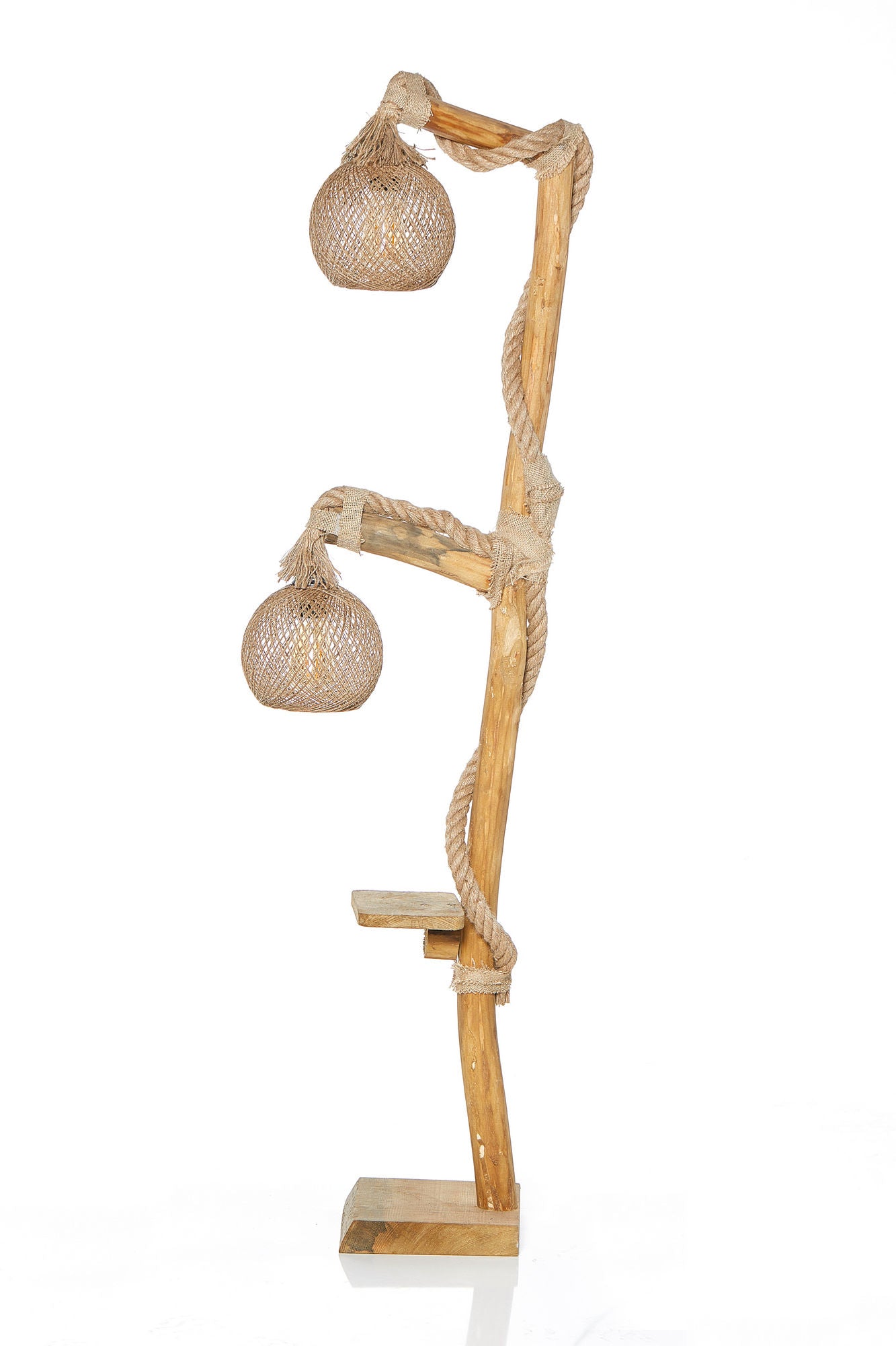 Erleben Sie die Arboretum Stehlampe von Opviq – eine stilvolle Holzlampe mit einzigartigen Jutehauben, die Wärme und Eleganz in Ihr Zuhause bringt.