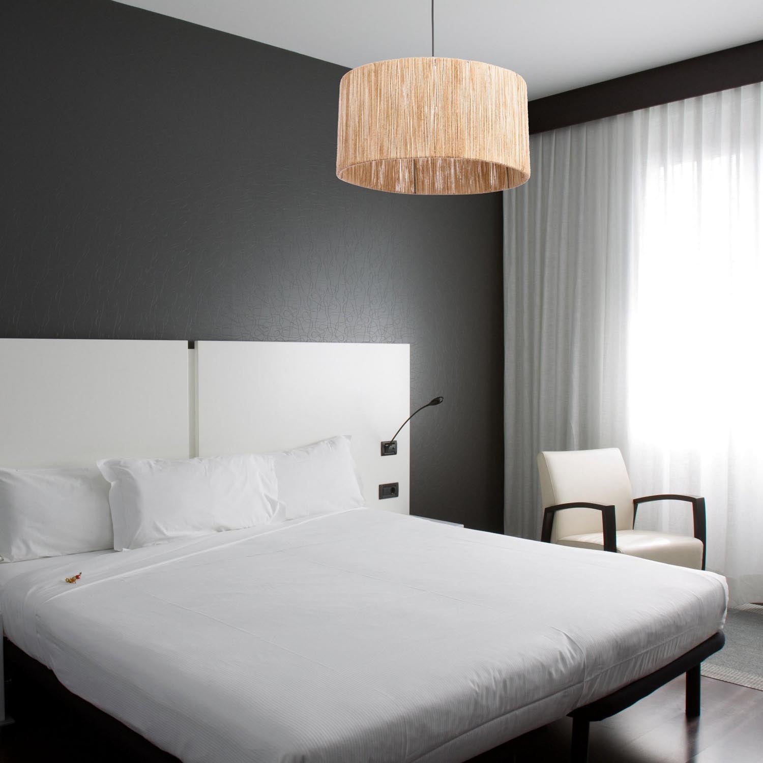 Erleben Sie die Cane Pendelleuchte von Opviq – ein eleganter Kronleuchter mit Jutekappe, der rustikalen Charme und warme Atmosphäre in Ihr Zuhause bringt.