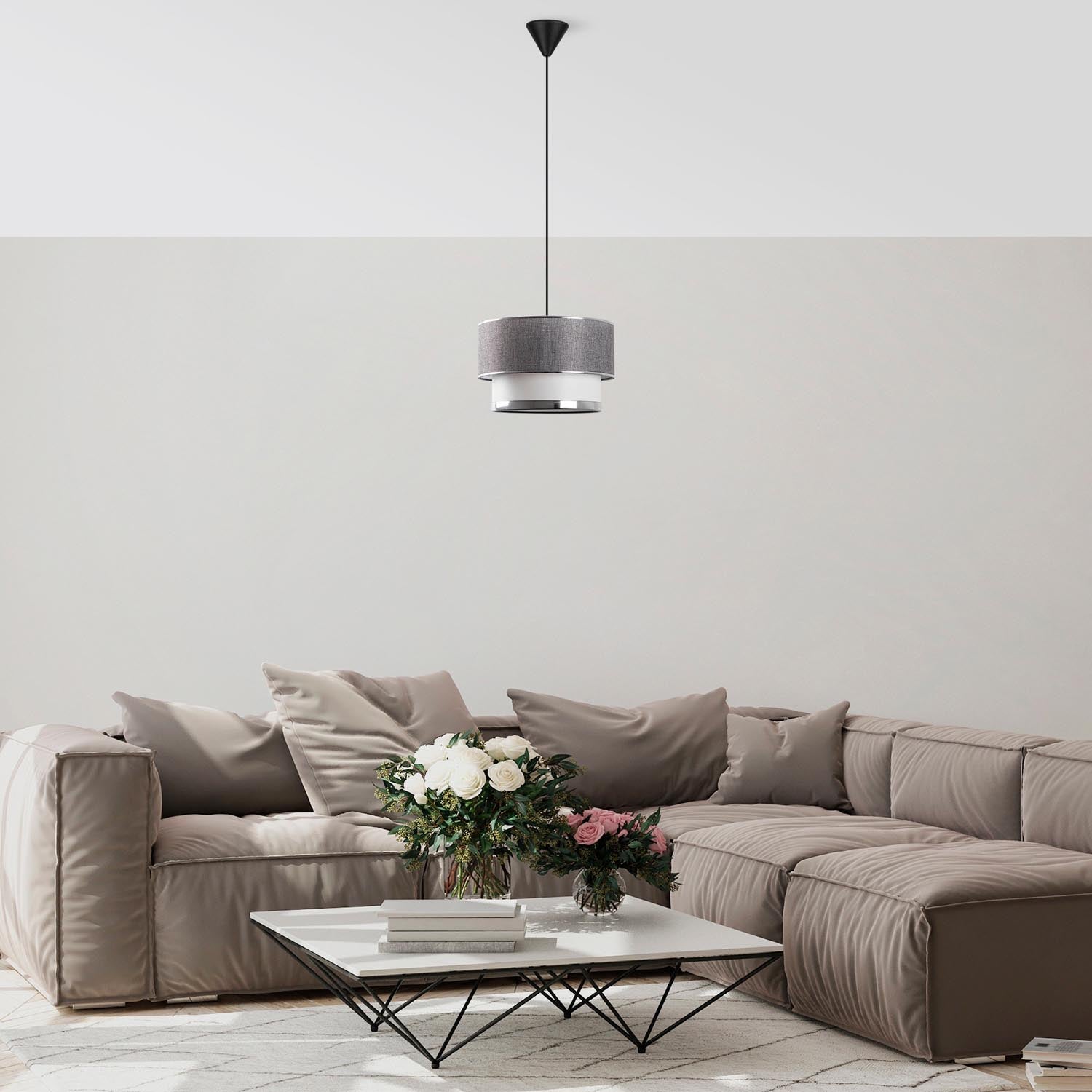 Entdecken Sie die Cake Pendelleuchte in Grau Silber von Opviq – ein stilvolles Highlight für Ihr Zuhause, das Eleganz und Gemütlichkeit vereint.