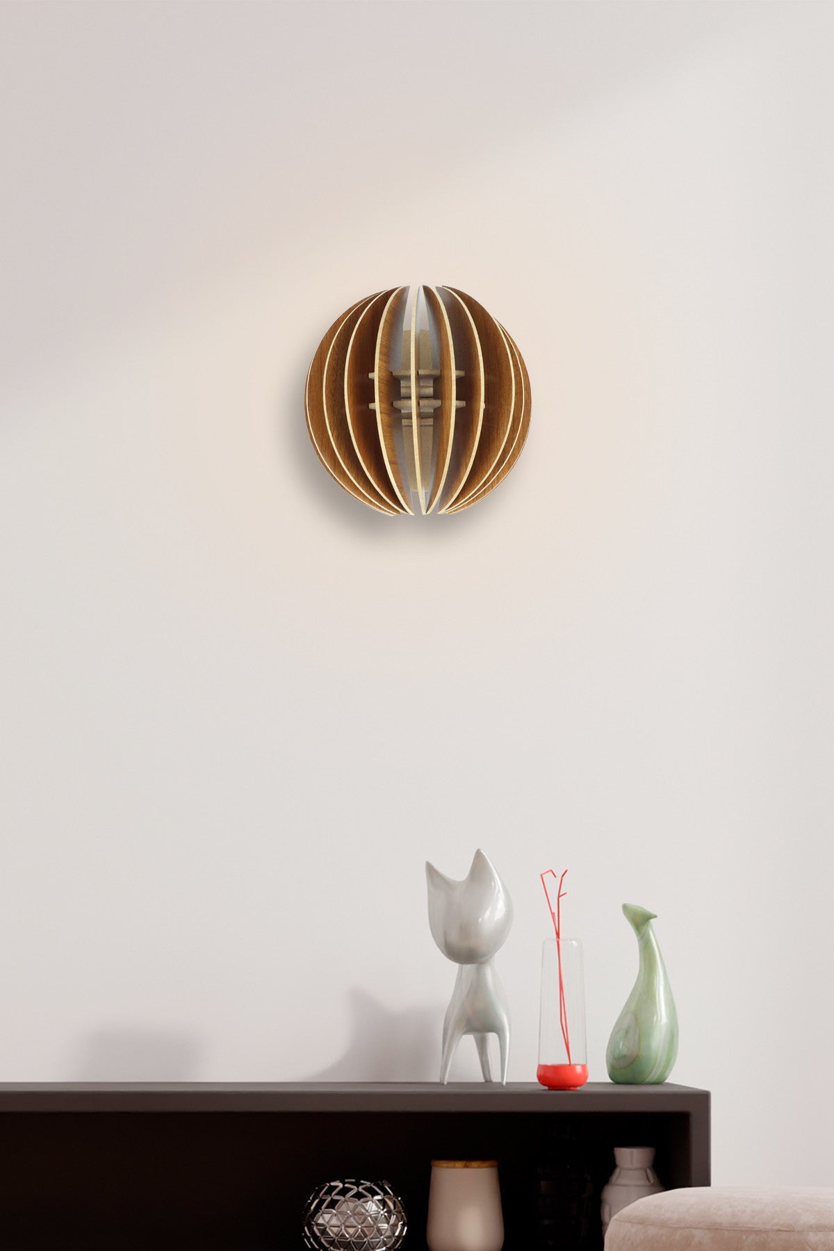 Entdecken Sie die elegante Halbkugel-Wandleuchte 208 von Opviq in Walnuss. Perfekte Beleuchtung für stilvolle Wohnräume.