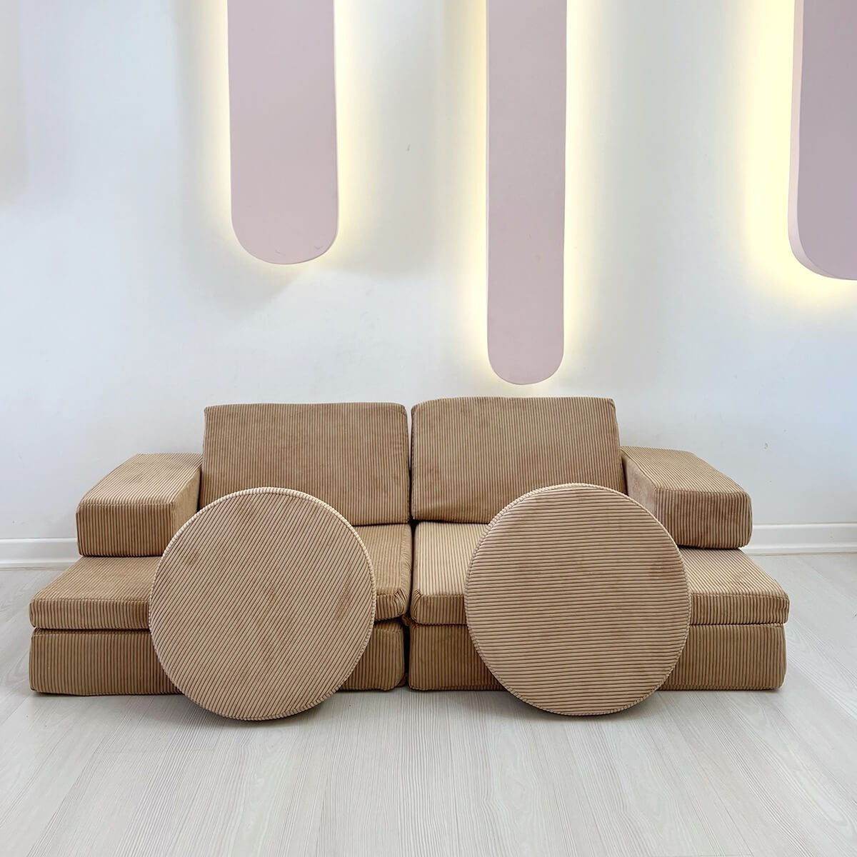 Entdecken Sie das stilvolle Puzzle Bettsofa - Kamel von Atelier Del Sofa. Ideal für kleine Räume, vereint es Komfort und Eleganz.