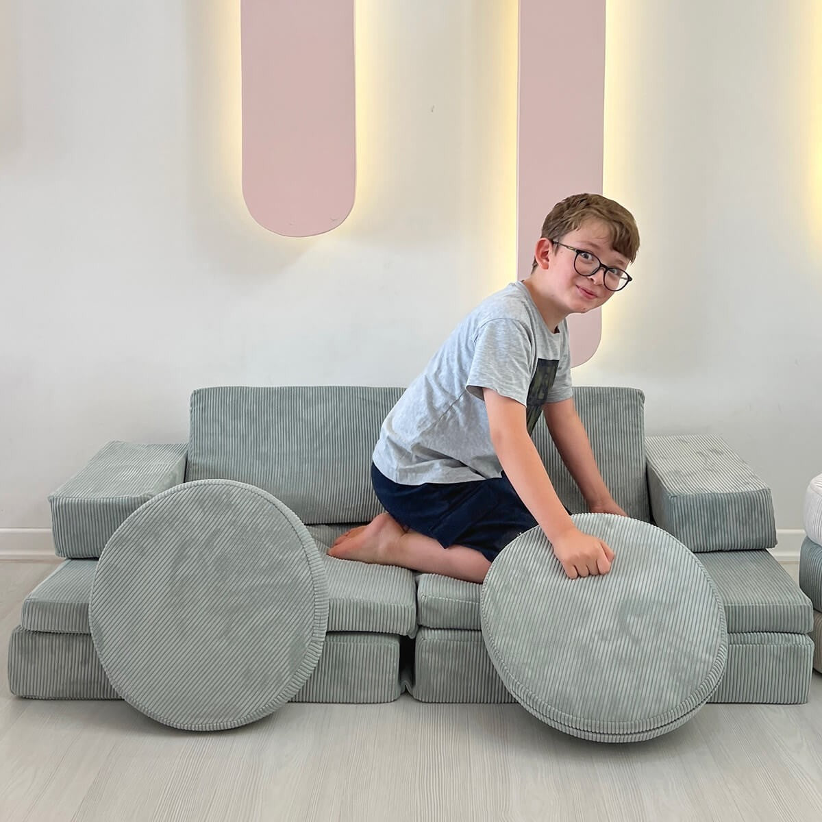 Erleben Sie das Puzzle Bettsofa in Blau von Atelier Del Sofa – ein elegantes 2-Sitzer-Schlafsofa, das Stil und Funktionalität vereint.