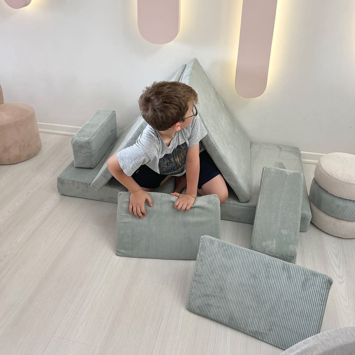 Puzzle Bettsofa - Blau in Blau präsentiert im Onlineshop von KAQTU Design AG. Bettsofa ist von Atelier Del Sofa