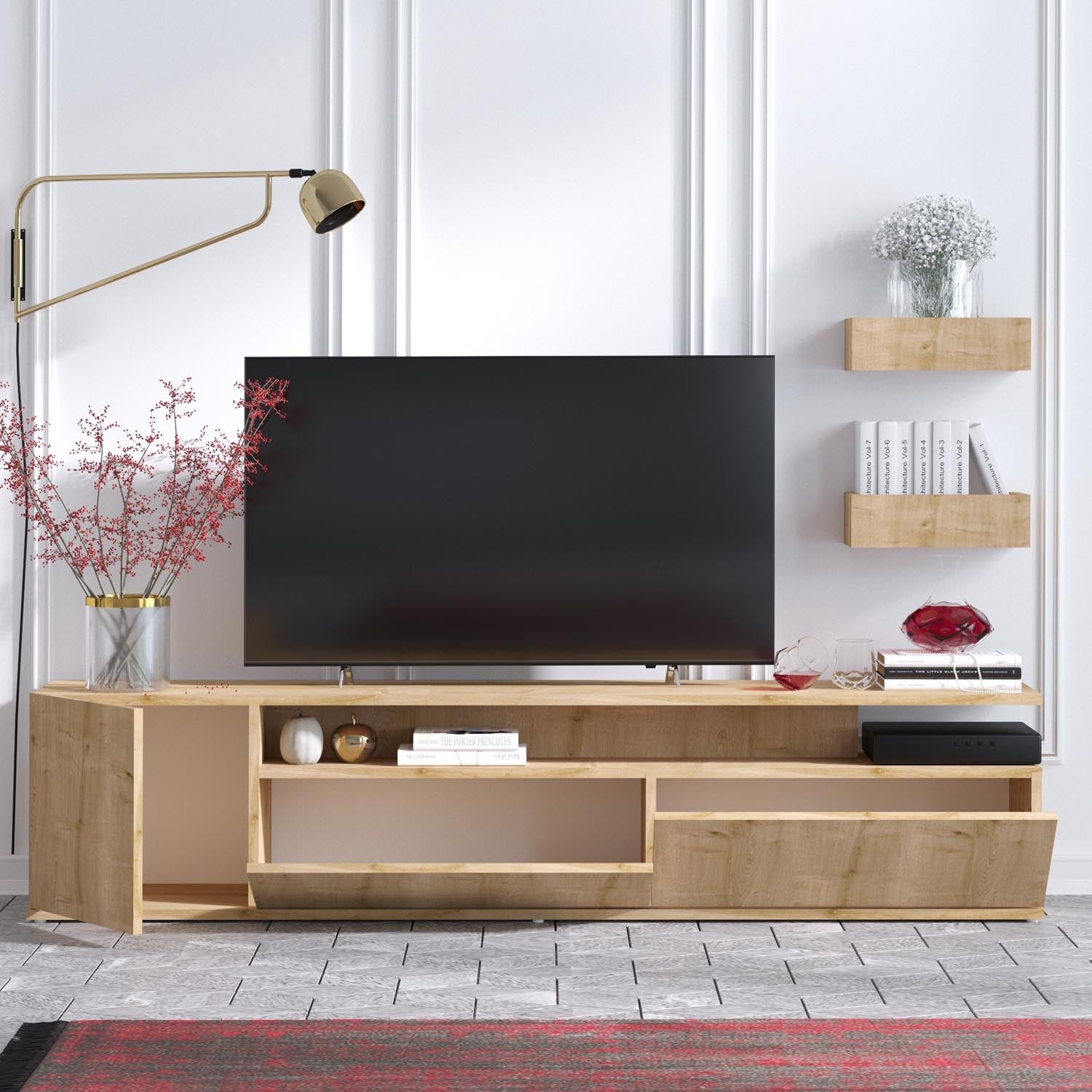 Verleihen Sie Ihrem Wohnzimmer mit dem Alika TV-Möbel von Hanah Home in Eiche einen modernen Touch. Funktionalität trifft auf elegantes Design und bietet reichlich Stauraum.