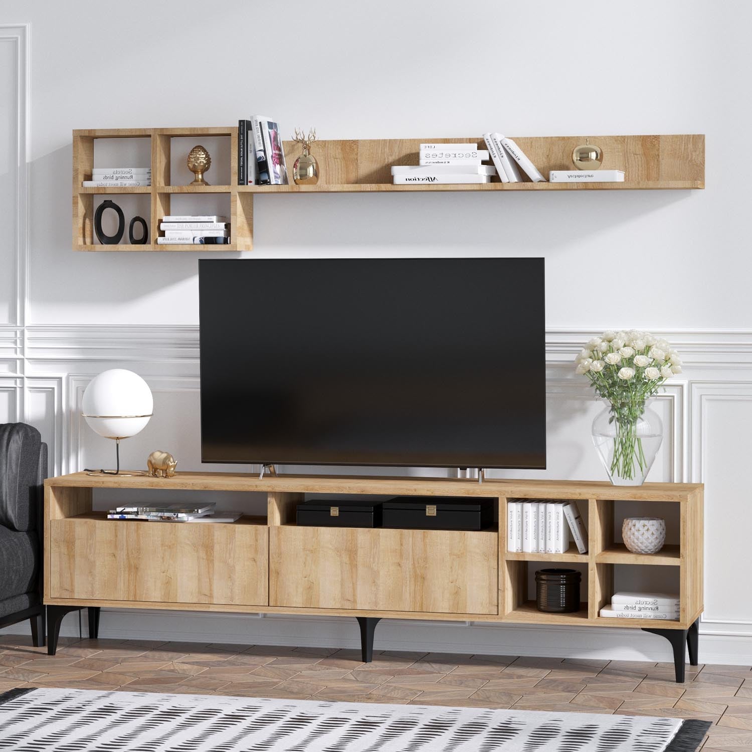 Verleihen Sie Ihrem Wohnzimmer mit dem Debbie TV-Möbel in Eiche von Hanah Home einen Hauch von Eleganz und Funktionalität. Ideal für jeden Einrichtungsstil!
