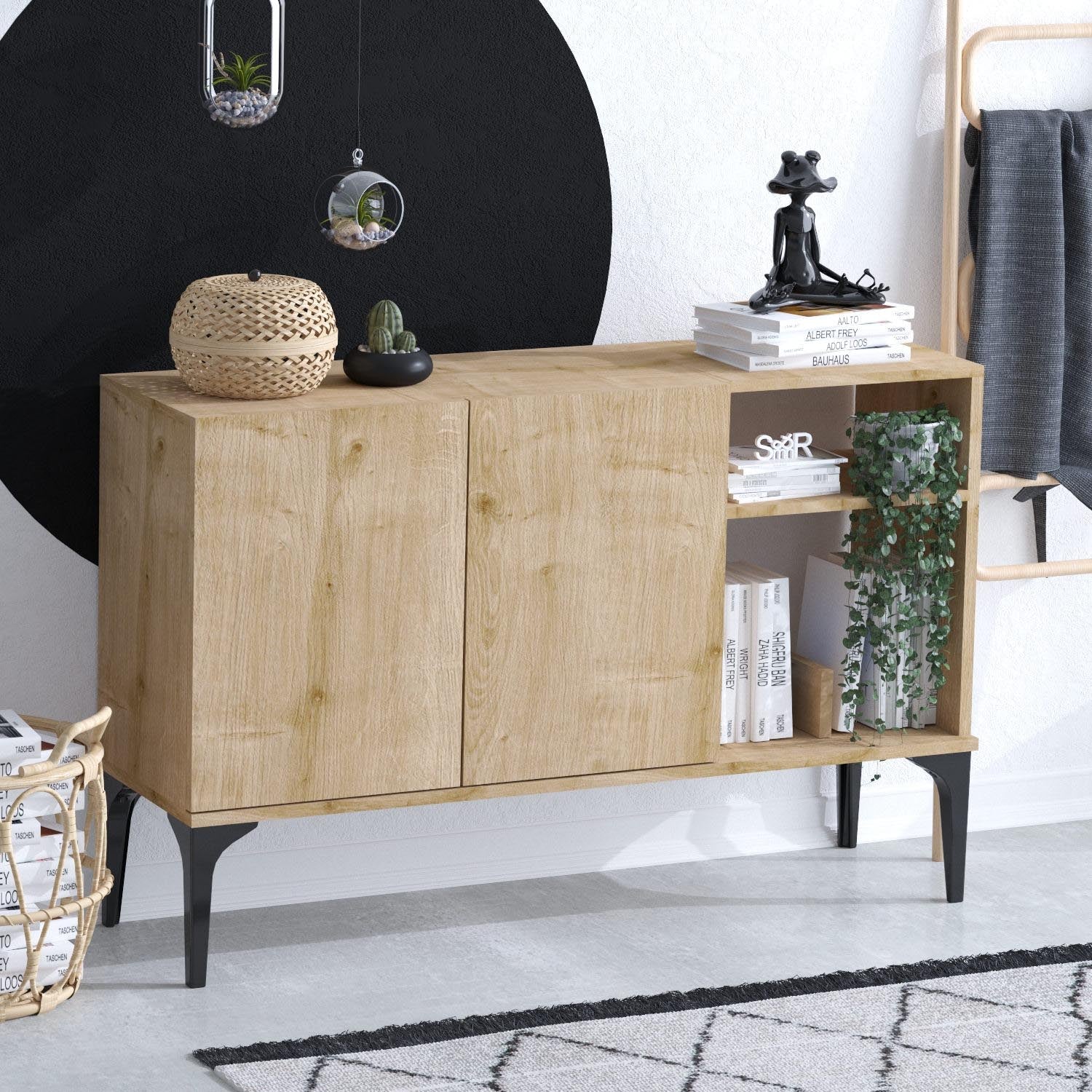Erleben Sie das Oscar High-Sideboard in Saphir-Eiche Schwarz von Hanah Home – ein zeitloses Designstück, das Stil und praktische Eleganz vereint.