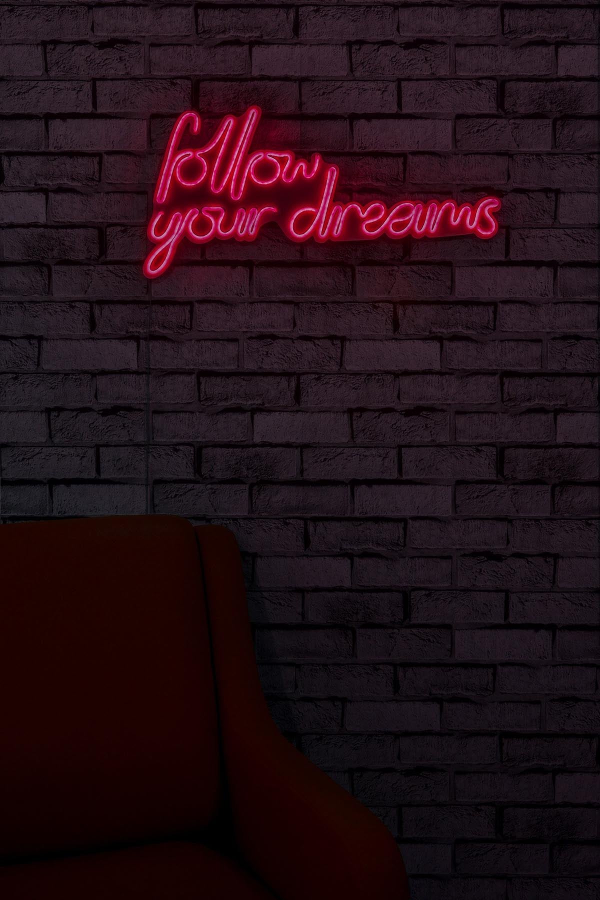 Verleihen Sie Ihrem Zuhause mit der Follow Your Dreams Wandleuchte in Rot von Wallity einen Hauch von Eleganz und kreativer Atmosphäre. Diese LED-Beleuchtung ist ideal für jeden Raum.