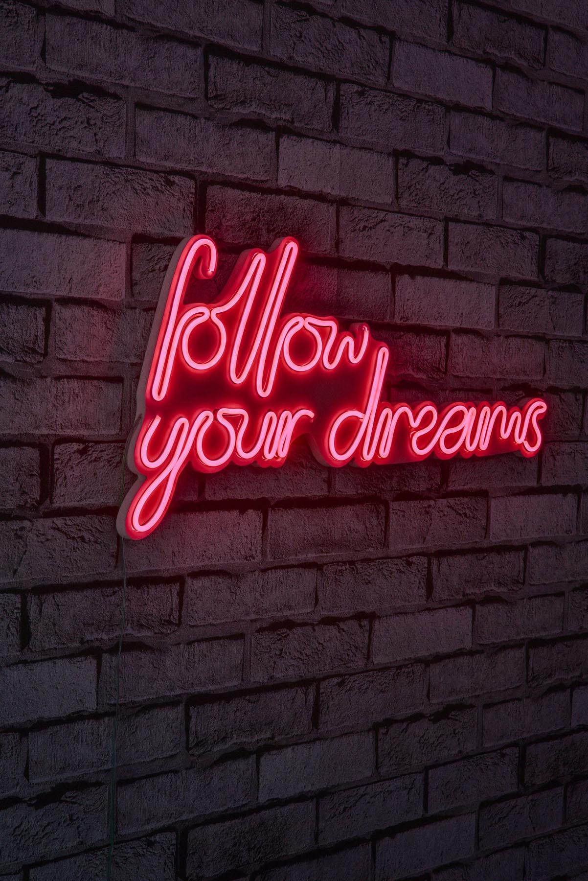 Verleihen Sie Ihrem Zuhause mit der Follow Your Dreams Wandleuchte in Rot von Wallity einen Hauch von Eleganz und Kreativität. Ideal für jeden Raum!