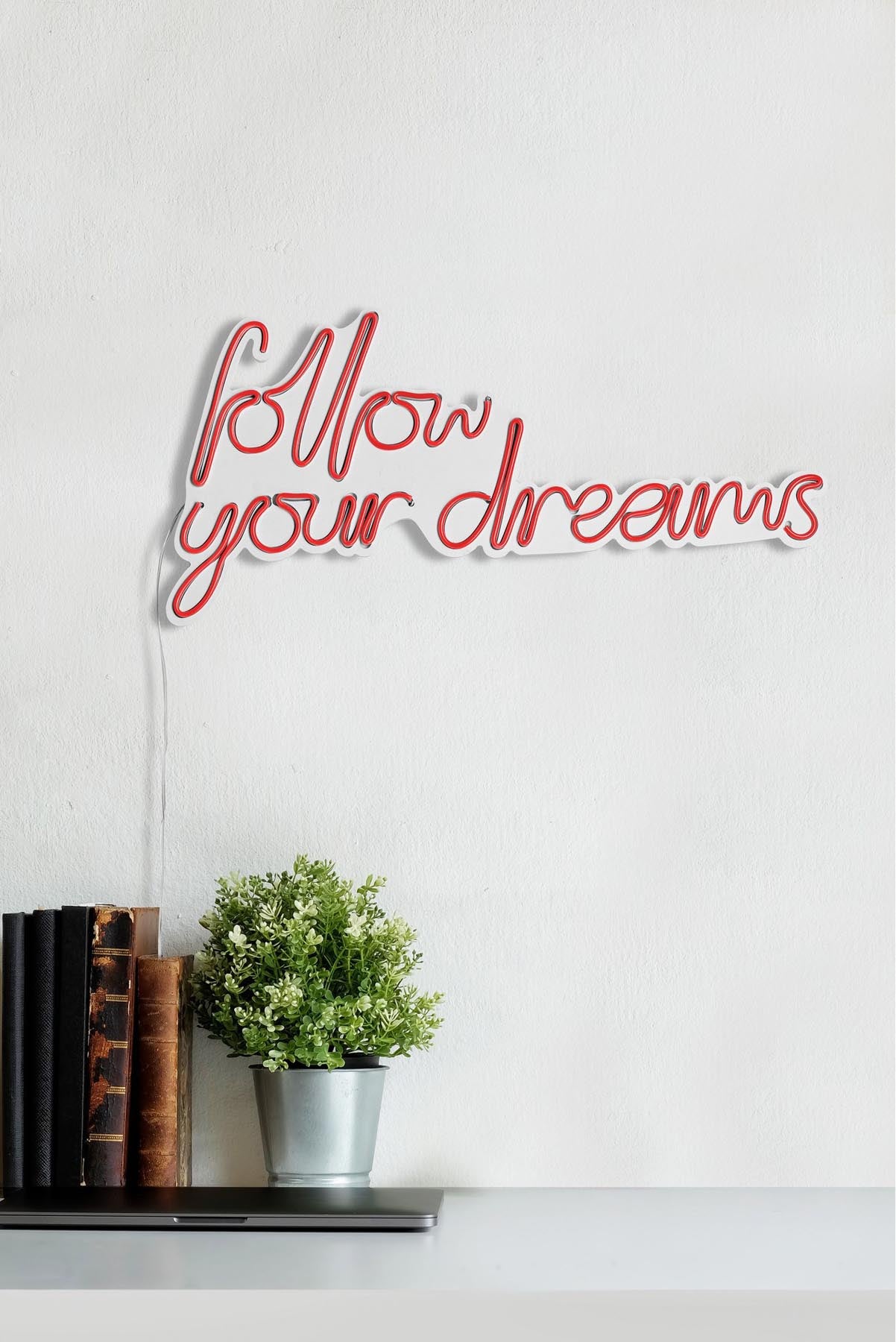 Entdecken Sie die Follow Your Dreams Wandleuchte in Rot von Wallity – eine stilvolle LED-Beleuchtung, die jedem Raum Wärme und Kreativität verleiht.
