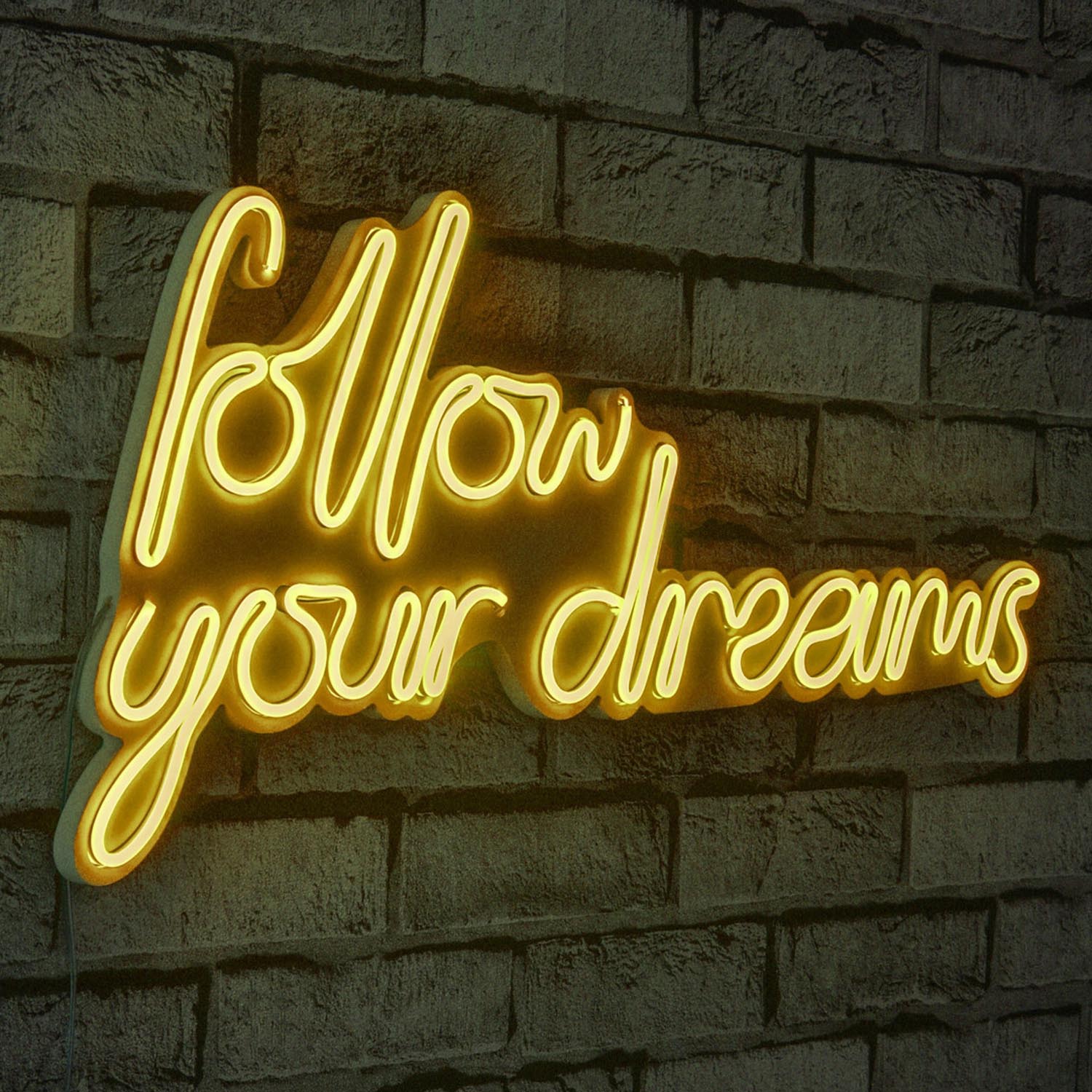 Entdecken Sie die Follow Your Dreams Wandleuchte in Gelb von Wallity – eine stilvolle LED-Beleuchtung, die jeden Raum in eine entspannende Oase verwandelt.