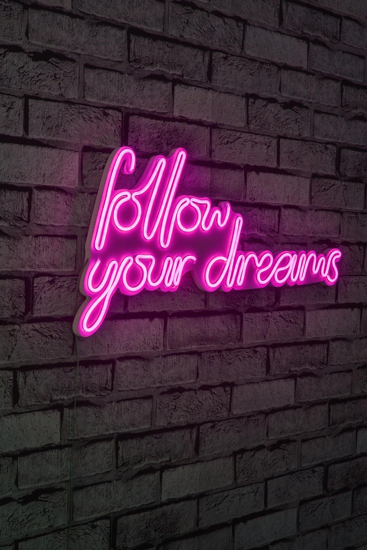 Verleihen Sie Ihrem Raum mit der rosa Follow Your Dreams Wandleuchte von Wallity einen Hauch von Magie. Ideal für kreative Lichtgestaltungen!