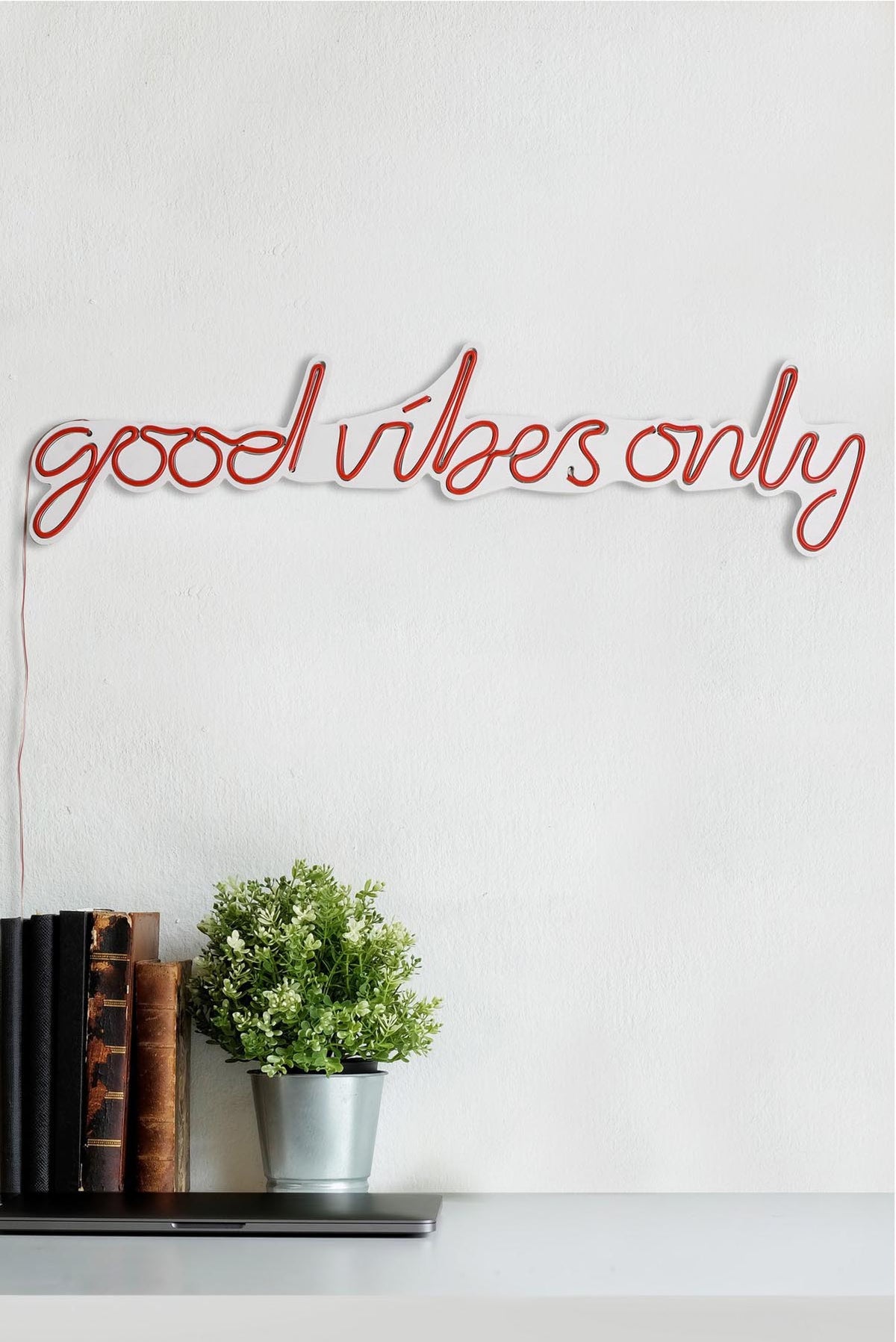 Good Vibes Only Wandleuchte - Rot in Rot präsentiert im Onlineshop von KAQTU Design AG. Wandleuchte ist von Wallity