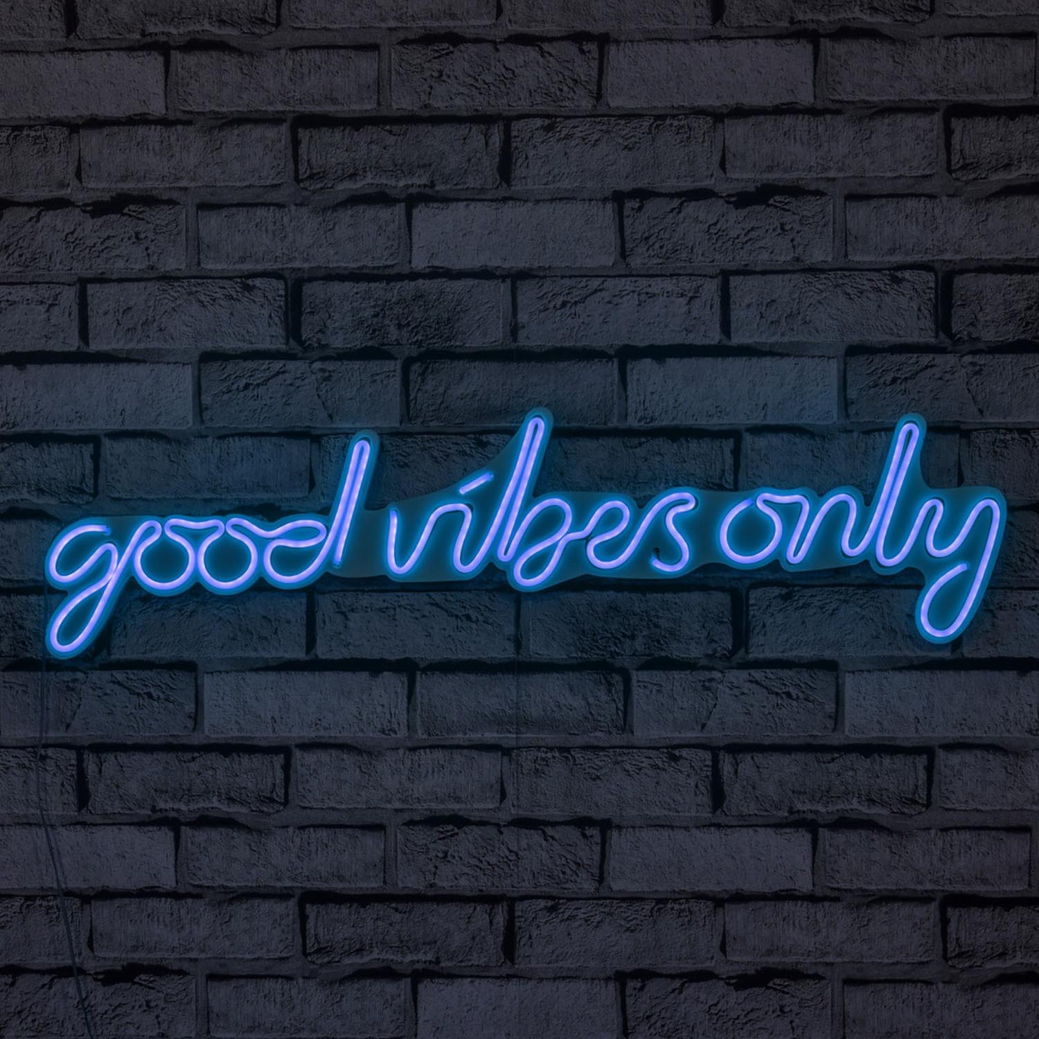 Entdecken Sie die Good Vibes Only Wandleuchte in Blau von Wallity – eine kreative LED-Beleuchtung, die jeden Raum mit hypnotisierendem Licht verwandelt.