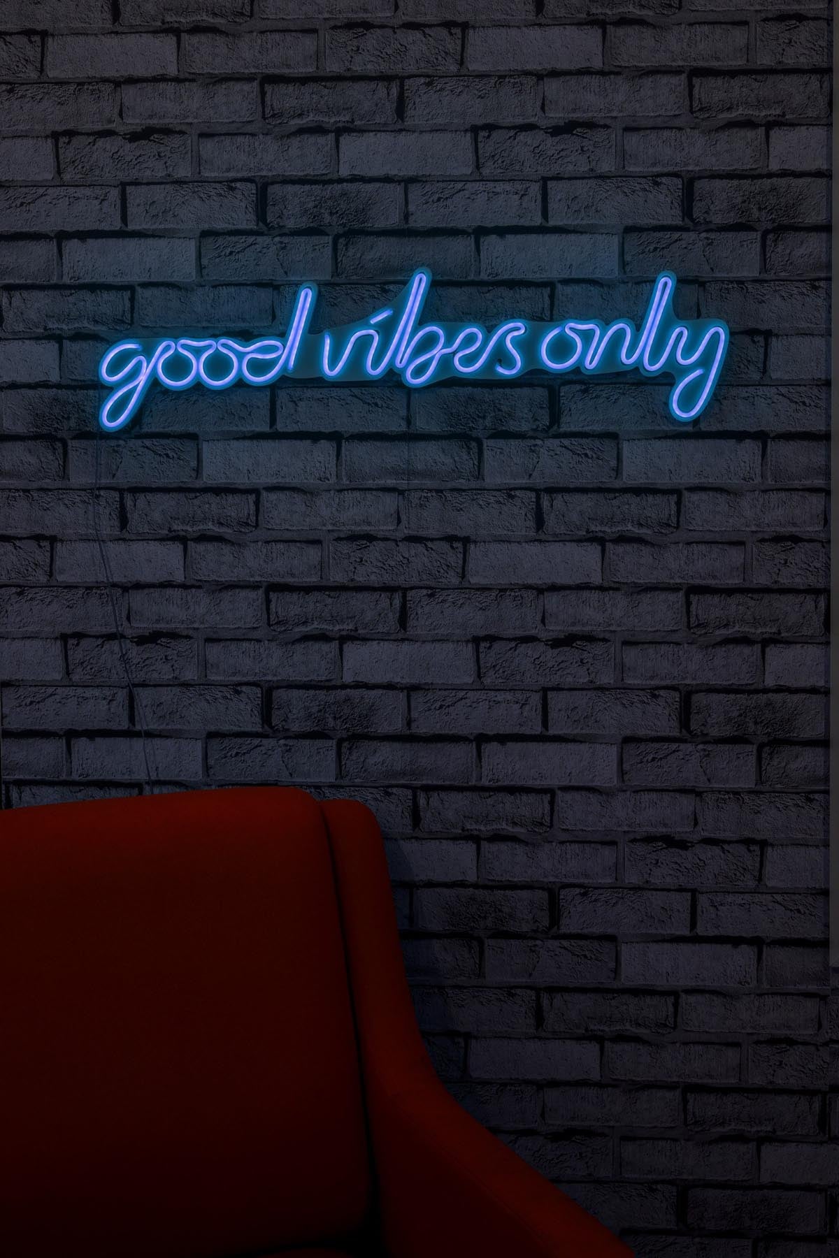 Erleben Sie die Good Vibes Only Wandleuchte in Blau von Wallity – eine stilvolle LED-Beleuchtung, die Ihre Räume mit faszinierendem, kreativem Licht erfüllt.