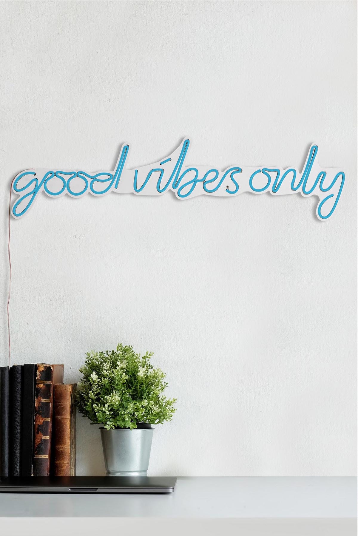 Good Vibes Only Wandleuchte - Blau in Blau präsentiert im Onlineshop von KAQTU Design AG. Wandleuchte ist von Wallity