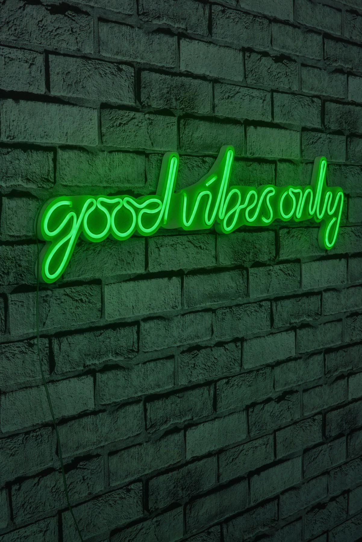 Verleihen Sie Ihrem Zuhause mit der Good Vibes Only Wandleuchte in Grün von Wallity einen Hauch von Eleganz und Kreativität. Ideal für jedes Zimmer!