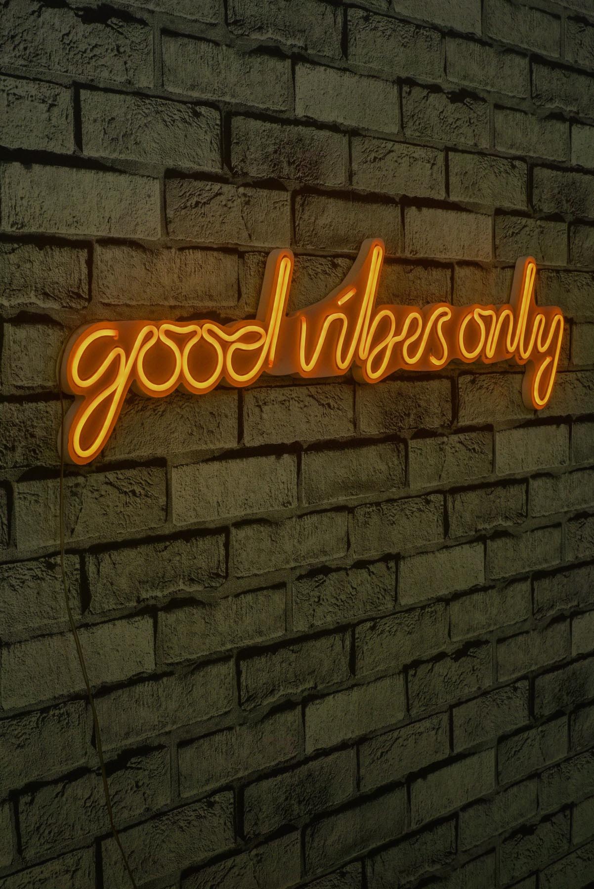 Verleihen Sie Ihrem Raum mit der Good Vibes Only Wandleuchte in Gelb von Wallity einen einzigartigen Flair. Ideal für kreative Lichtgestaltungen!