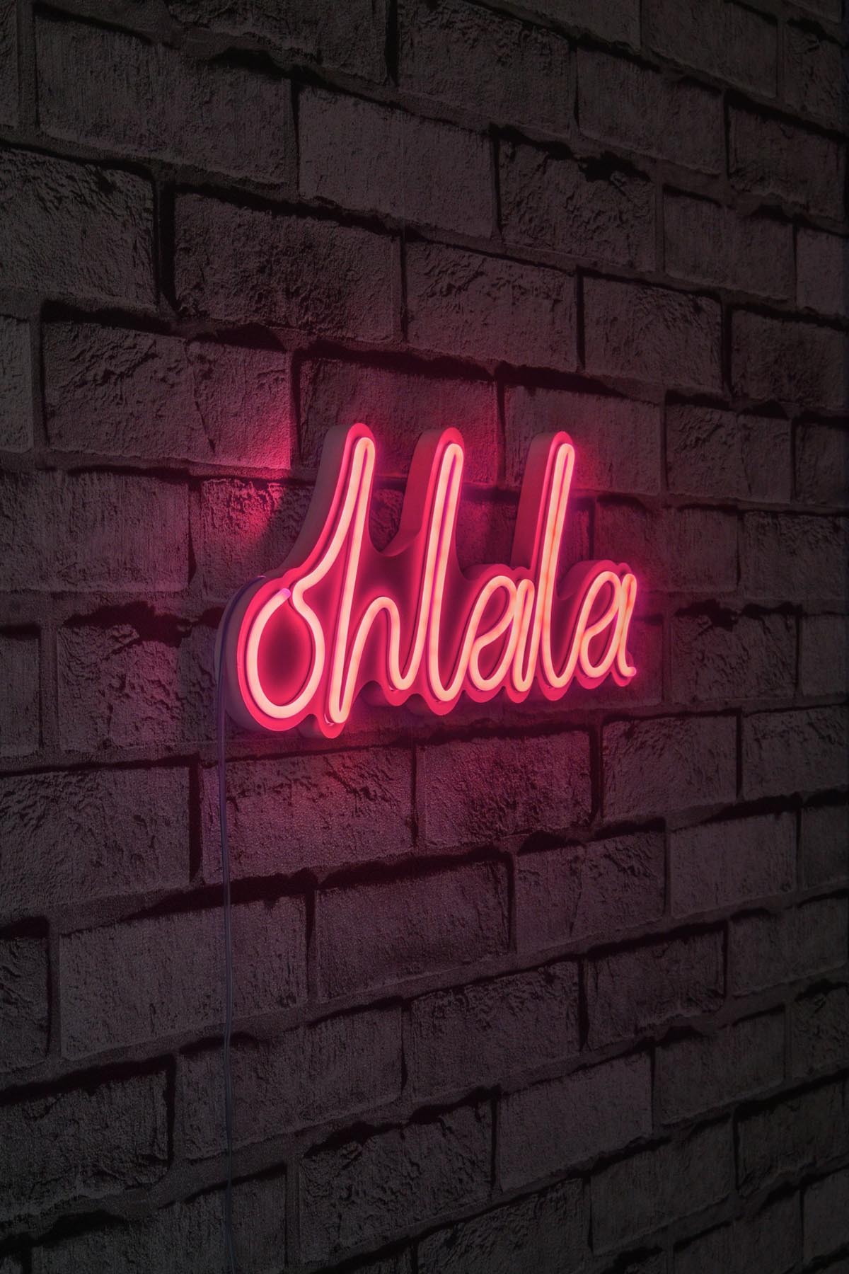 Verwandeln Sie Ihr Zuhause mit der Oh La La Wandleuchte in Rosa von Wallity! Diese kreative LED-Beleuchtung schafft eine einladende, magische Stimmung und ist ideal für drinnen und draußen.