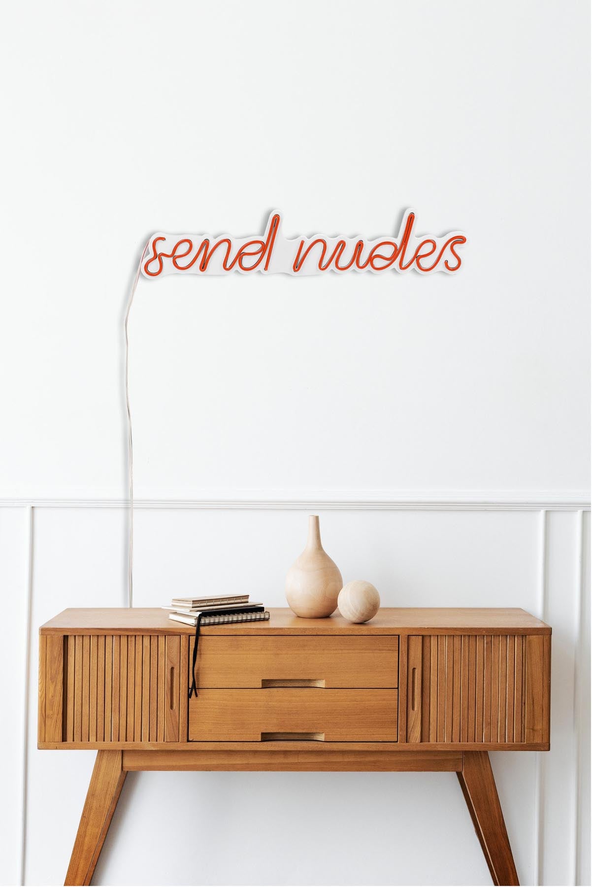 Entdecken Sie die Send Nudes Wandleuchte in Rot von Wallity – die perfekte LED-Beleuchtung für ein faszinierendes Ambiente in jedem Raum!