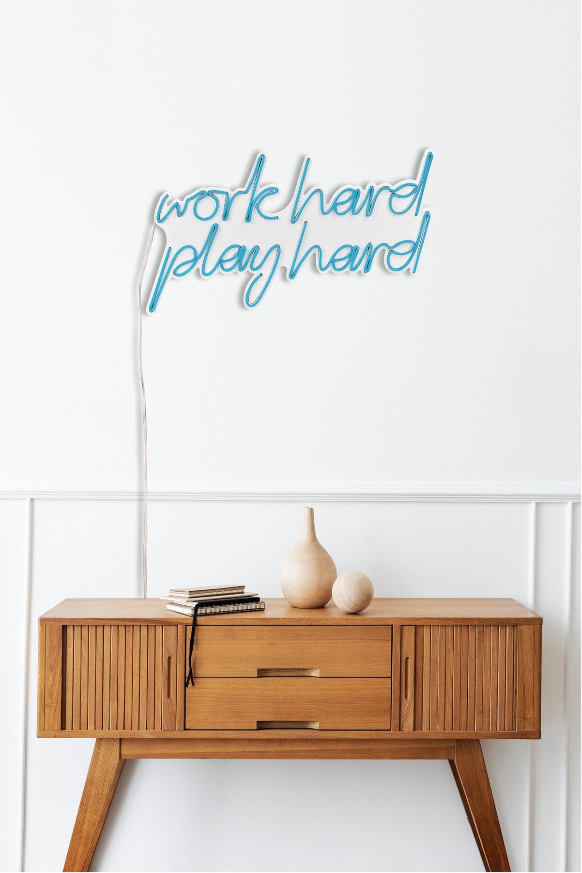 Verleihen Sie Ihrem Raum mit der blauen Work Hard Play Hard Wandleuchte von Wallity einen magischen Touch. Flexibel, wasserdicht und einfach zu installieren!