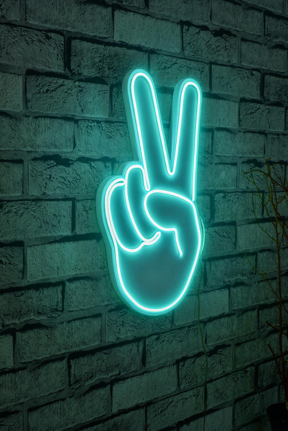 Erleben Sie die Victory Sign Wandleuchte in Blau von Wallity – eine kreative LED-Beleuchtung, die Ihr Zuhause mit faszinierendem, blauem Licht verzaubert.