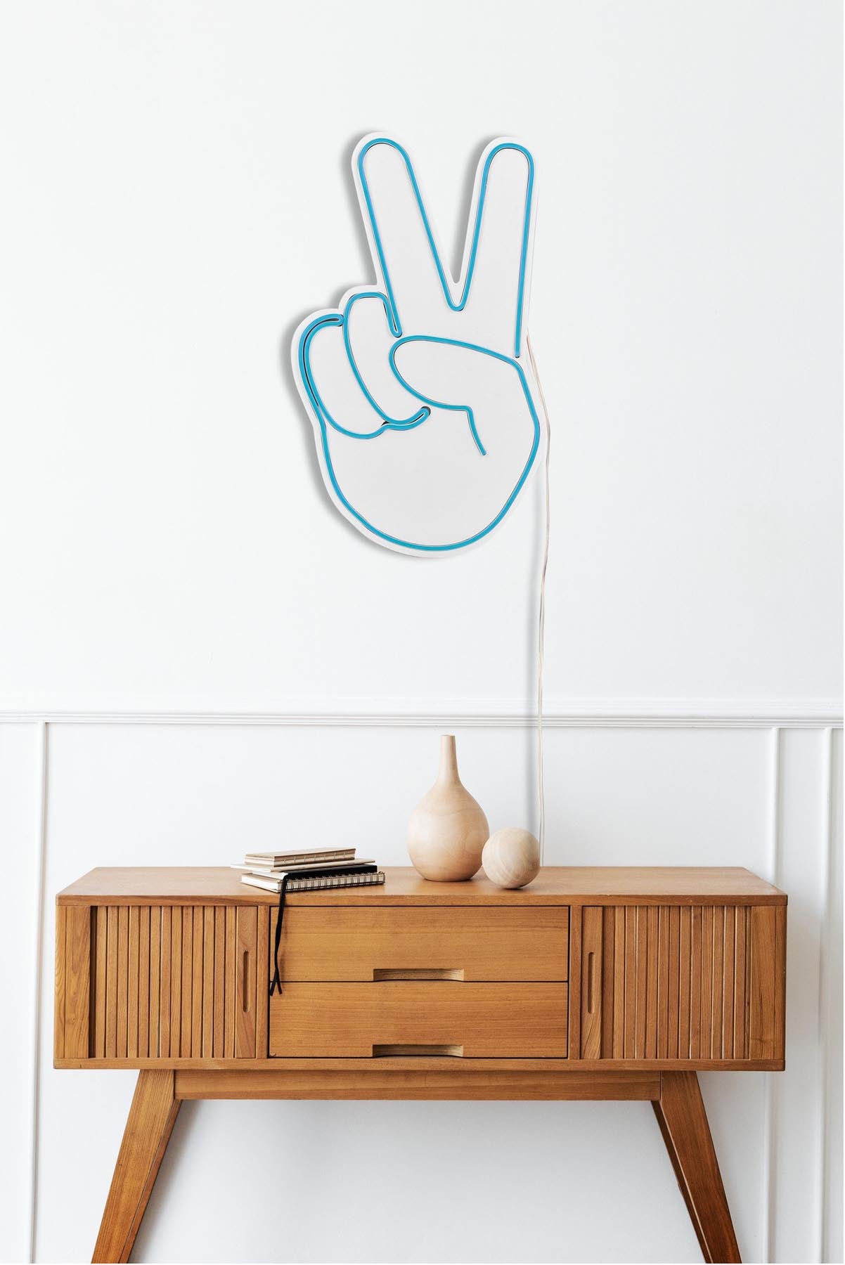 Entdecken Sie die Victory Sign Wandleuchte in Blau von Wallity – eine stilvolle LED-Beleuchtung, die jeden Raum mit hypnotisierendem Licht verwandelt.