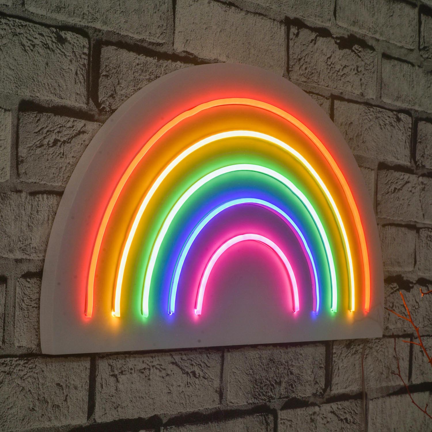 Entdecken Sie die Rainbow Wandleuchte von Wallity – eine farbenfrohe LED-Beleuchtung, die jeden Raum in ein magisches Licht taucht. Ideal für kreative Akzente!